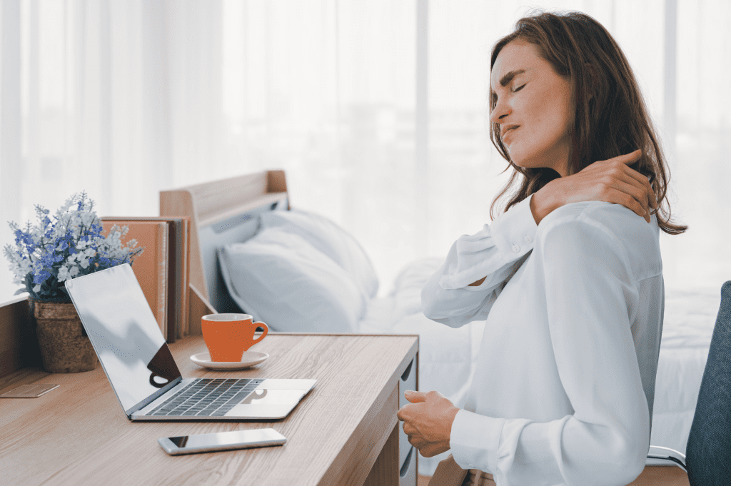 shoulder pain at desk